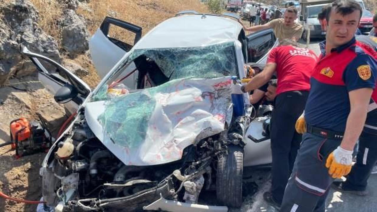 Bitlis'te otomobil ile TIR çarpıştı: 4 yaralı