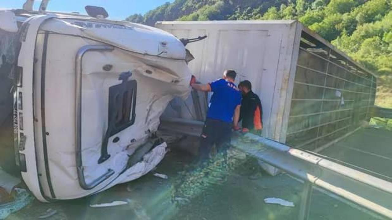 Bitlis'te tır devrildi: Sürücü ve 150 kurbanlık koyun öldü