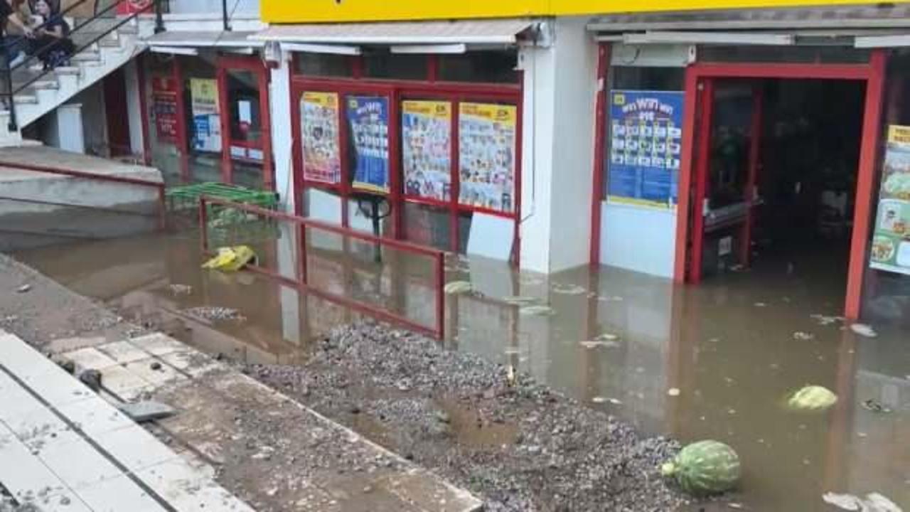 Bodrum'da ana isale hattı patladı! Market çalışanlarını vatandaşlar kurtardı