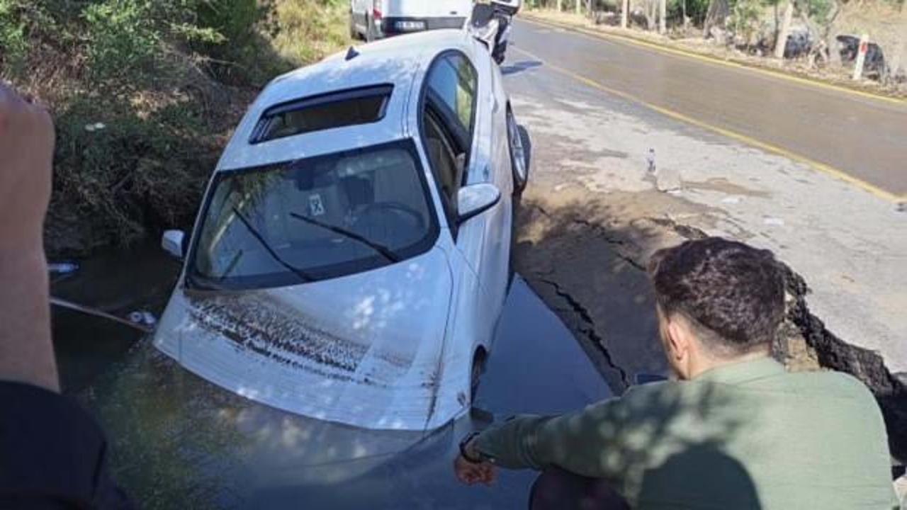 Bodrum'da isale hattı patladı! Otomobil oluşan çukura düştü