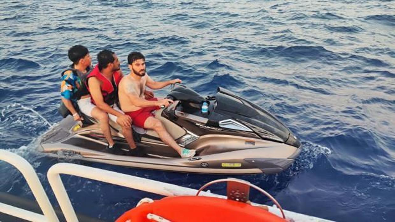 Bodrum'da lastik botta 39, jet skide 3 kaçak göçmen yakalandı