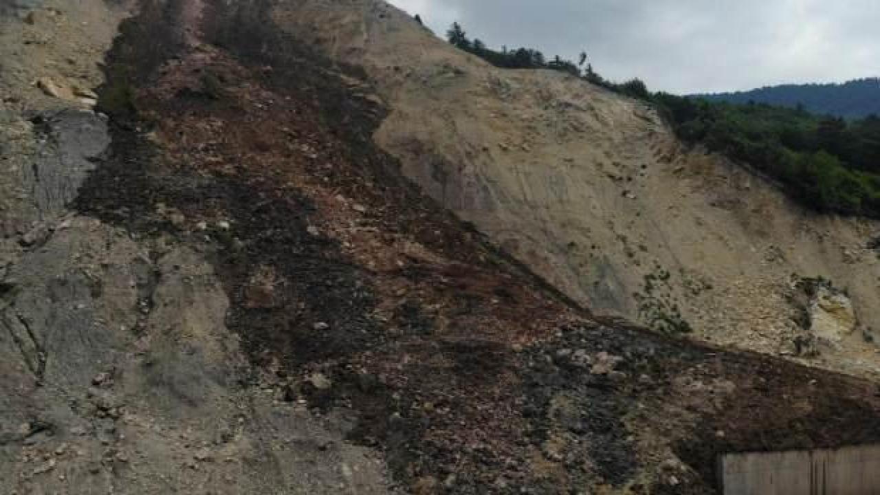 Bolu'da heyelan! Ankara istikameti trafiğe kapatıldı