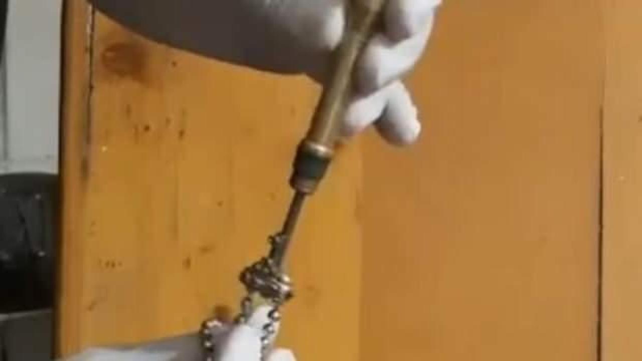 Boynunda kolye görünümlü kalem silahla yakalandı