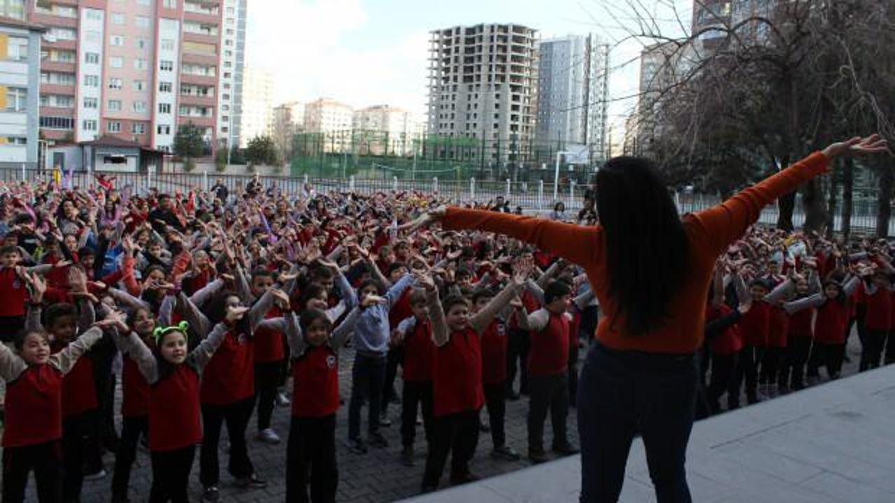 Bu okul çok farklı! Sınıfa türküler eşliğinde giriyorlar