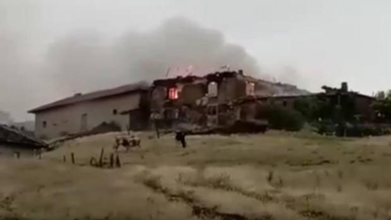 Burdur'da fırtına ve yağış: Çatılar uçtu, yıldırım düşen evde yangın çıktı