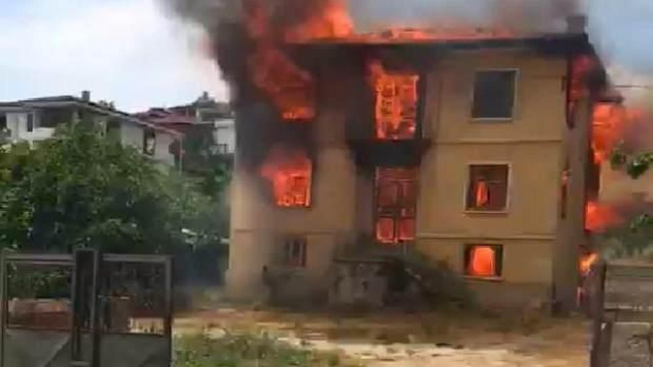 Bursa'da 3 katlı ahşap bina, alev alev yandı