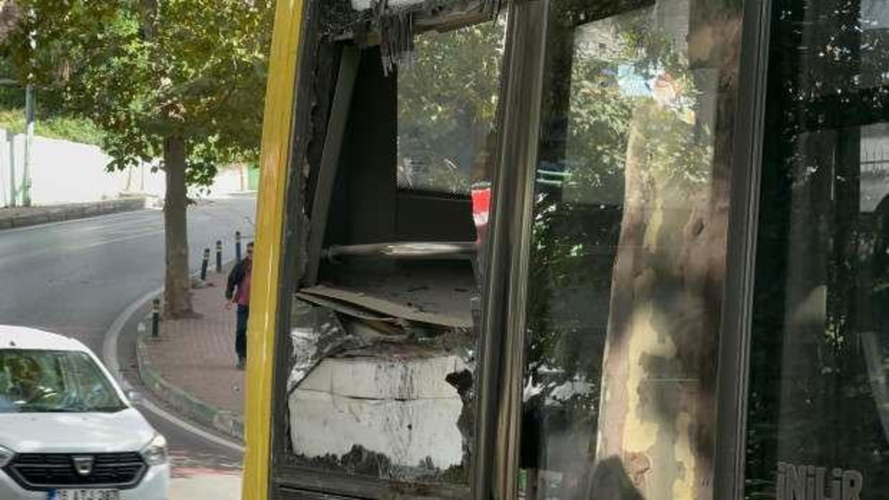 Bursa'da can pazarı! Belediye otobüsü ağaca çarptı, yolcu camdan fırladı