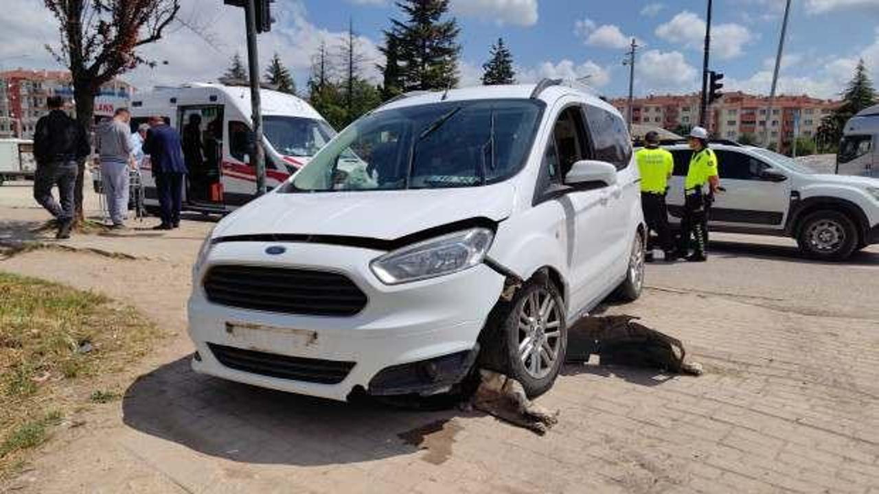 Bursa'da hafif ticari araç, refüje çarptı: 2 yaralı