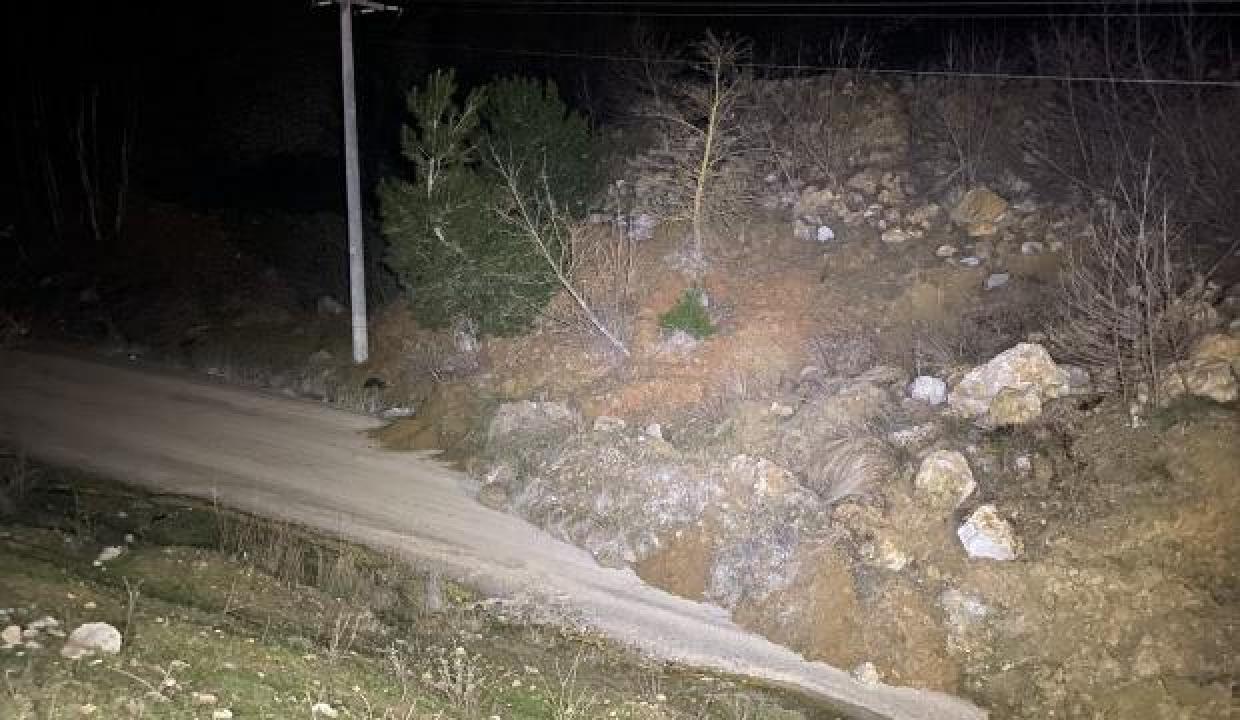 Bursa'da heyelan nedeniyle yol ulaşıma kapandı