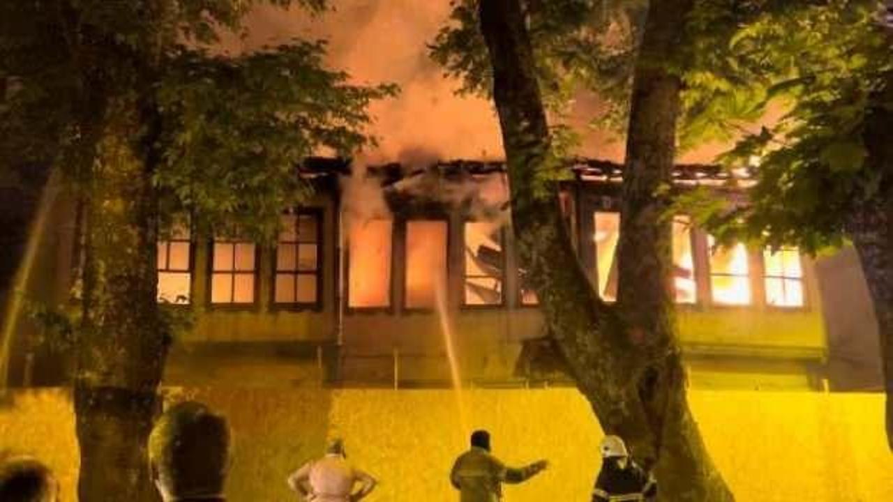 Bursa'da iki katlı ahşap bina kül oldu