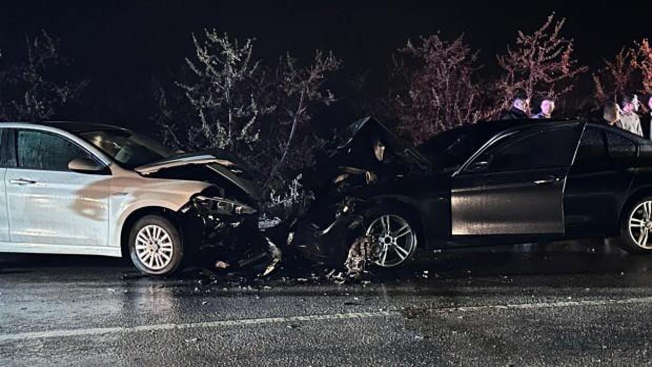 Bursa'da iki otomobil kafa kafaya çarpıştı: 1'i ağır 5 kişi yaralandı