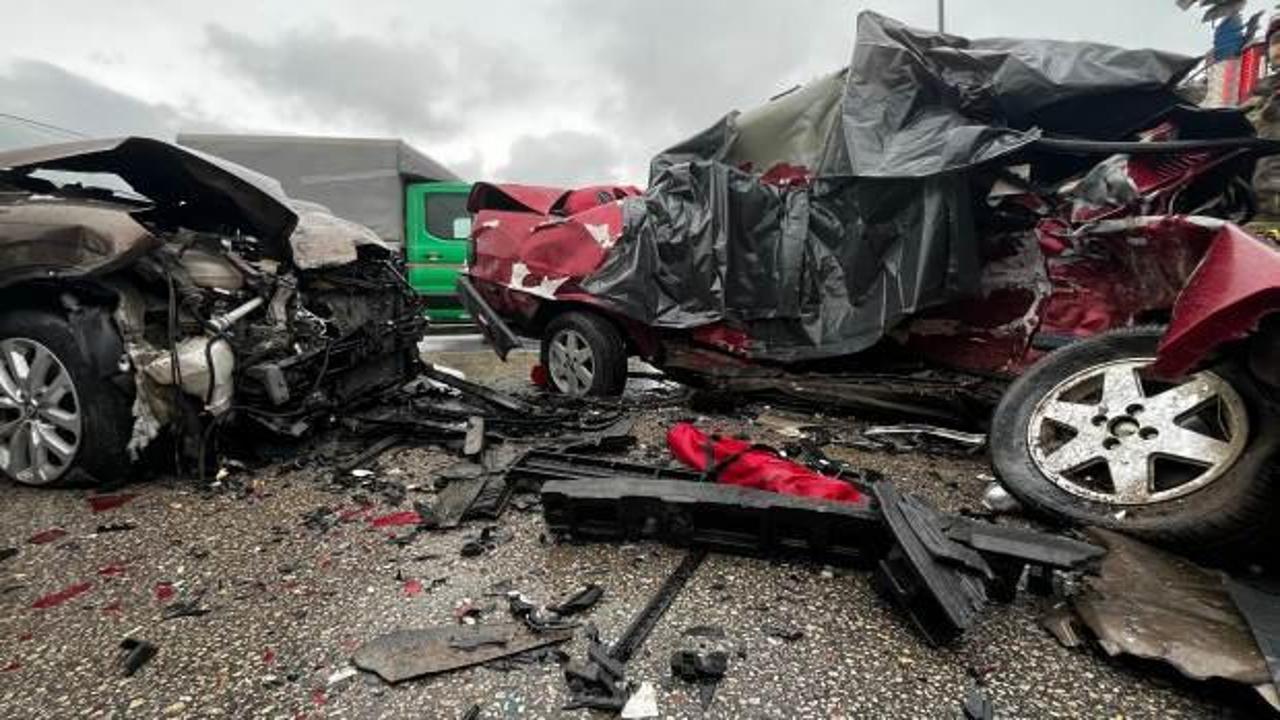 Bursa'da karşı şeride geçen otomobil, ciple çarpıştı: 2 ölü, 1 yaralı