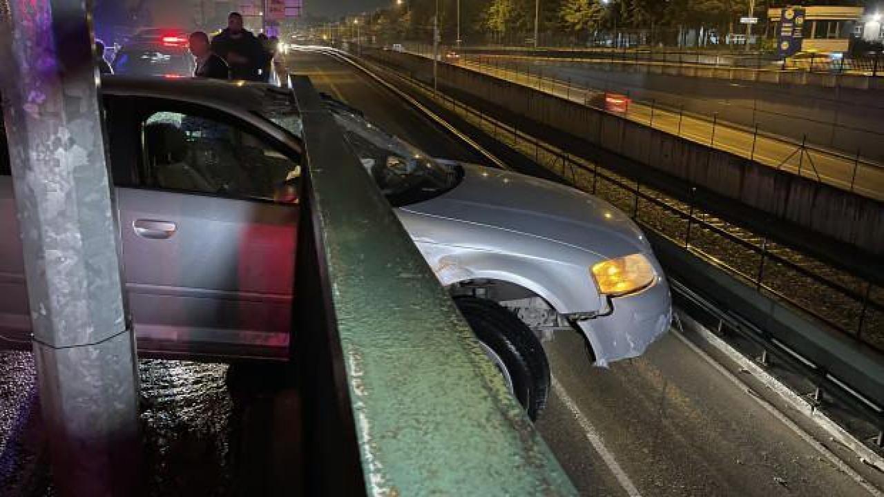 Bursa'da otomobil bariyerde asılı kaldı