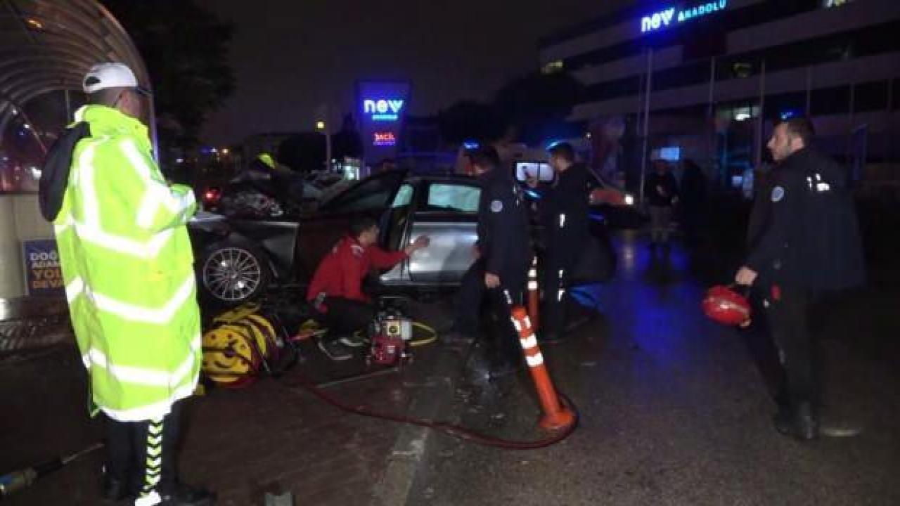 Bursa'da otomobil metro duvarına girdi: 3 ölü, 1 ağır yaralı