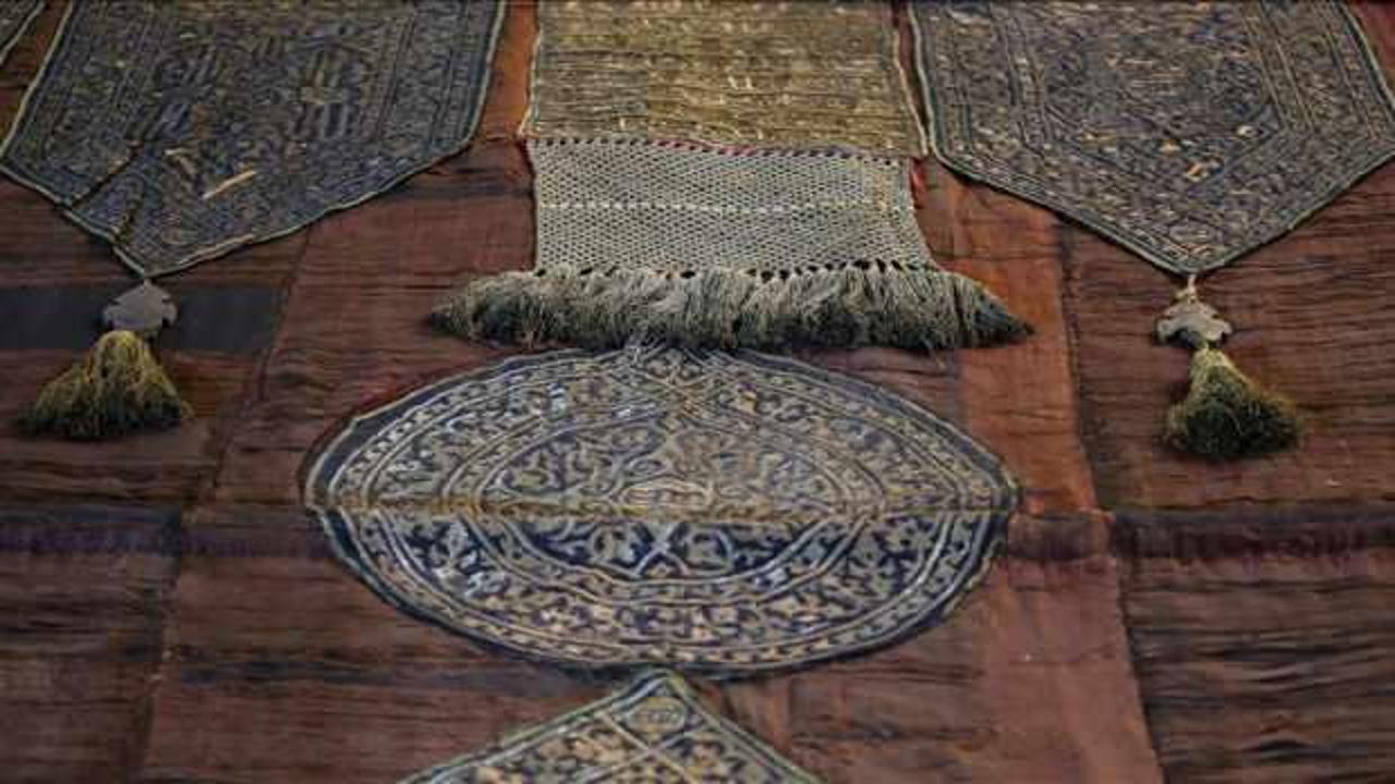 Bursa'da Ulu Cami'de sergilenen Kabe kapısı örtüsünün bakımı tamamlandı