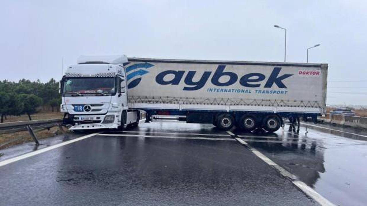 Büyükçekmece E-5'te yağmur nedeniyle kayan tır, yolu trafiğe kapattı