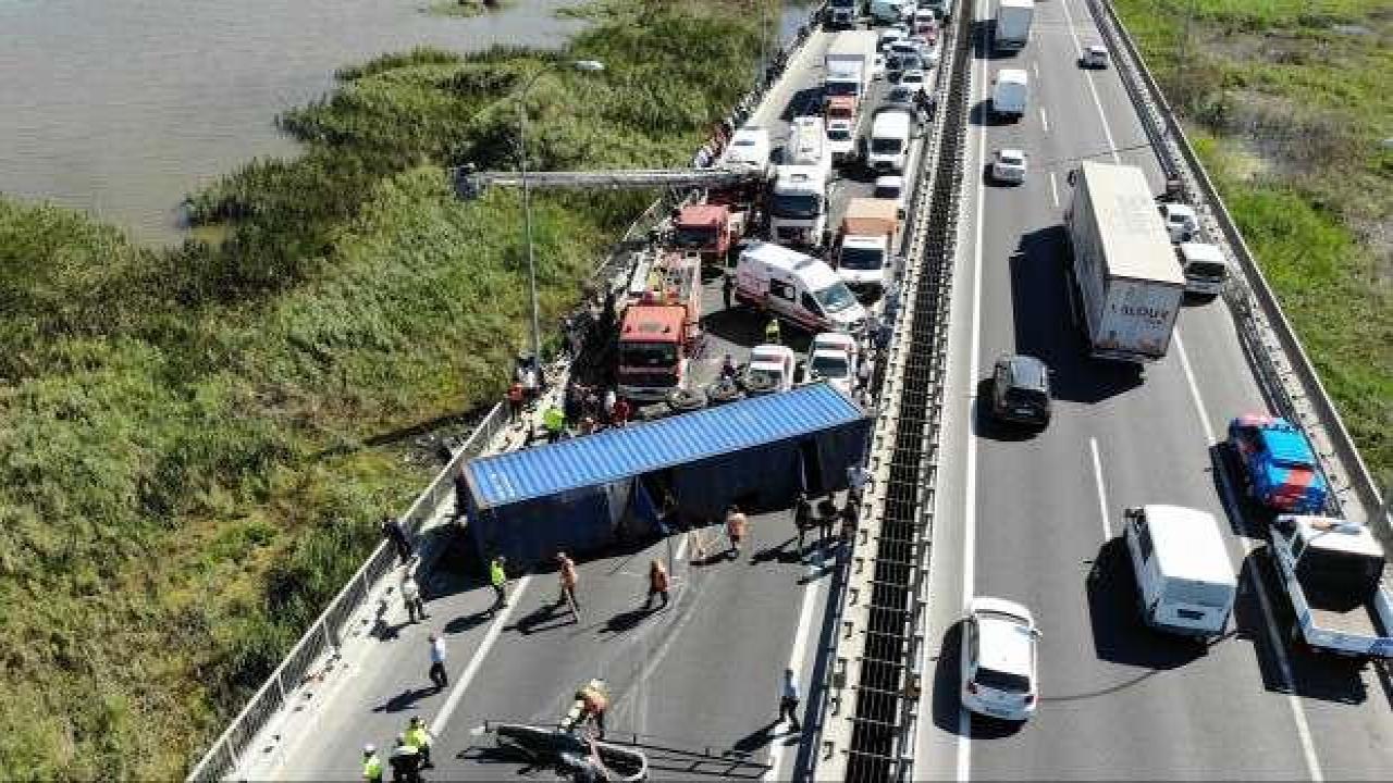 Büyükçekmece'de TEM'de tır devrildi: Yol kapandı