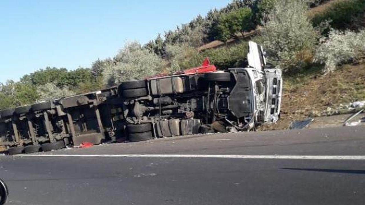 Büyükçekmece'de yün yüklü TIR devrildi