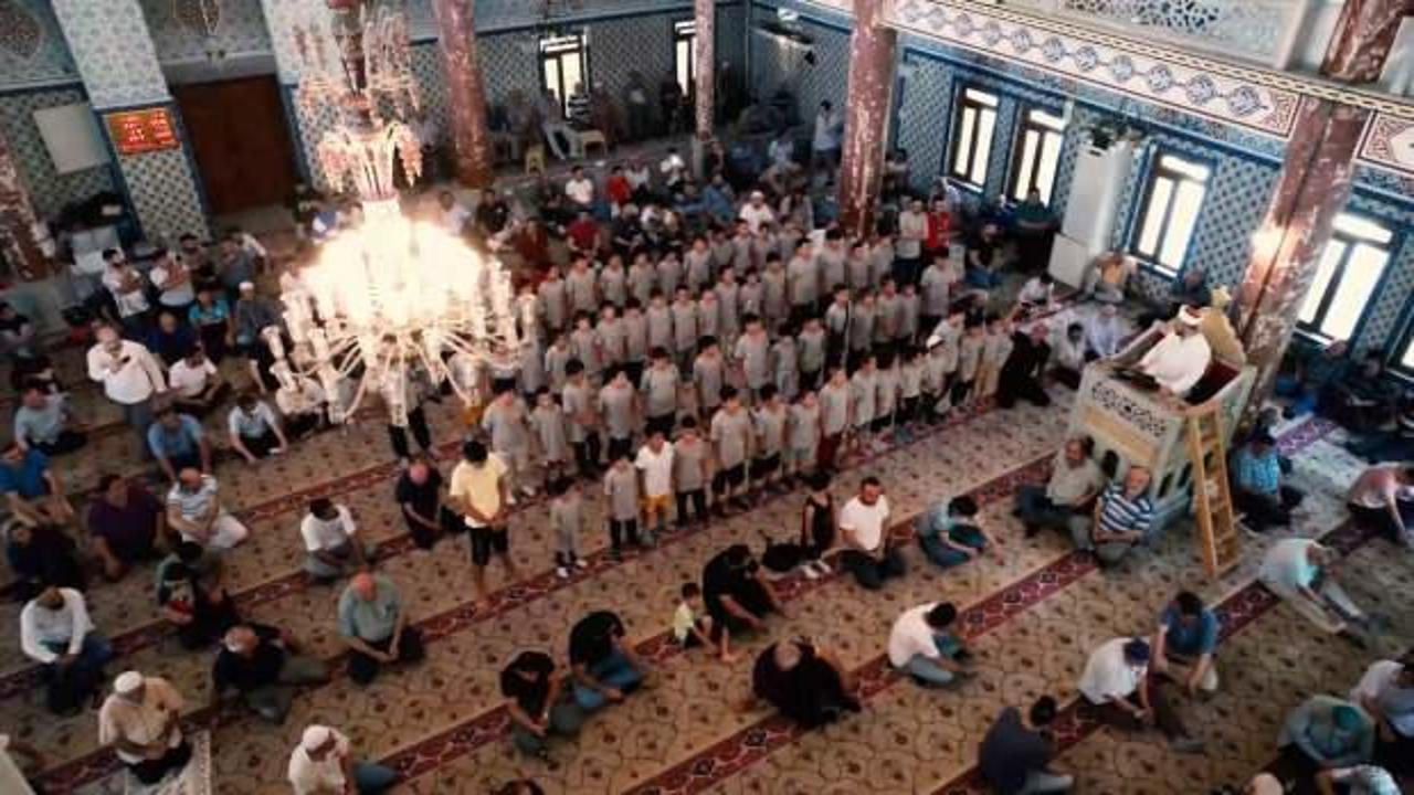Camide cemaatin hiç beklemediği bir anda bütün çocuklar ayağa kalktı ve... Göz yaşarttılar