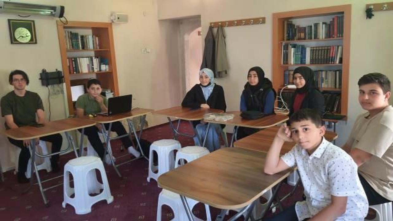 Camide hem Kur'an-ı Kerim hem de yazılım öğreniyorlar