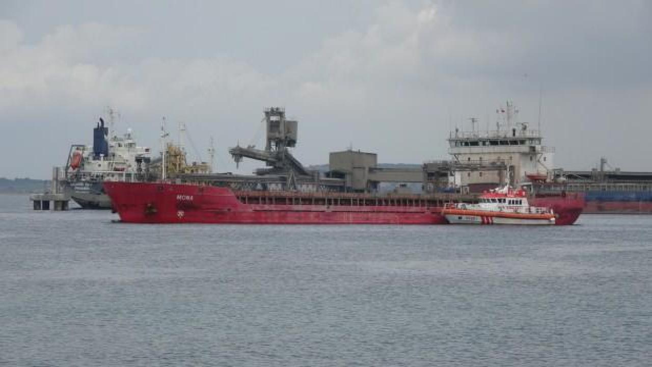 Çanakkale Boğazı'nda karaya oturan gemi yüzdürüldü