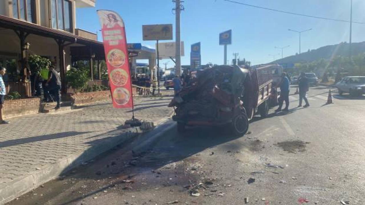 Çanakkale'de feci kaza: Kamyonet, TIR'a arkadan çarptı!