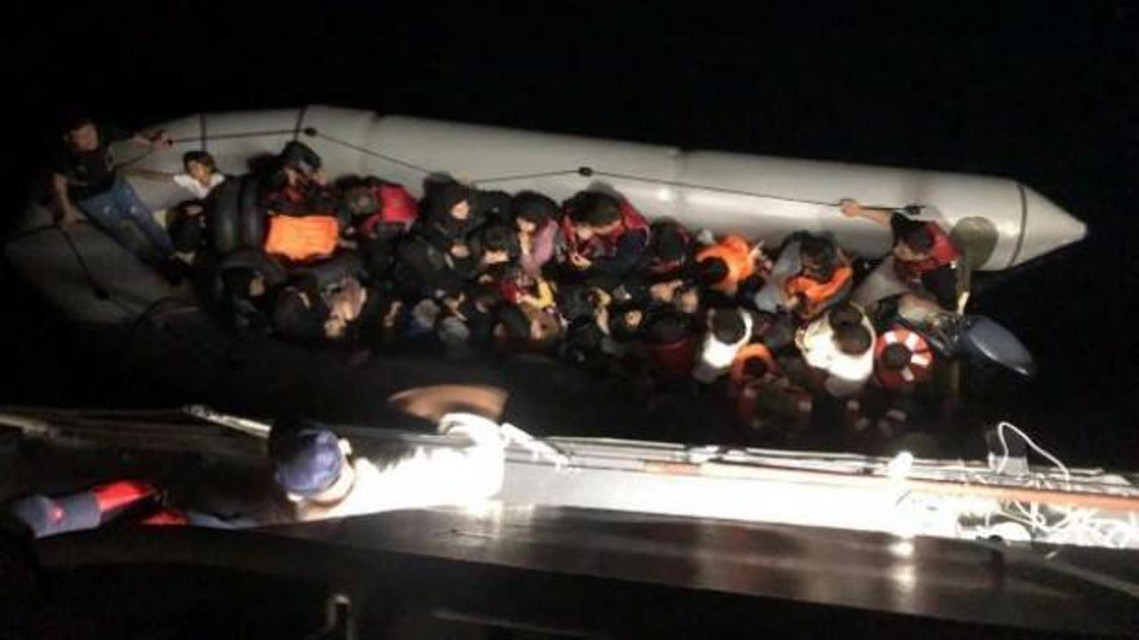Çanakkale'de lastik bottaki 37 kaçak göçmen yakalandı