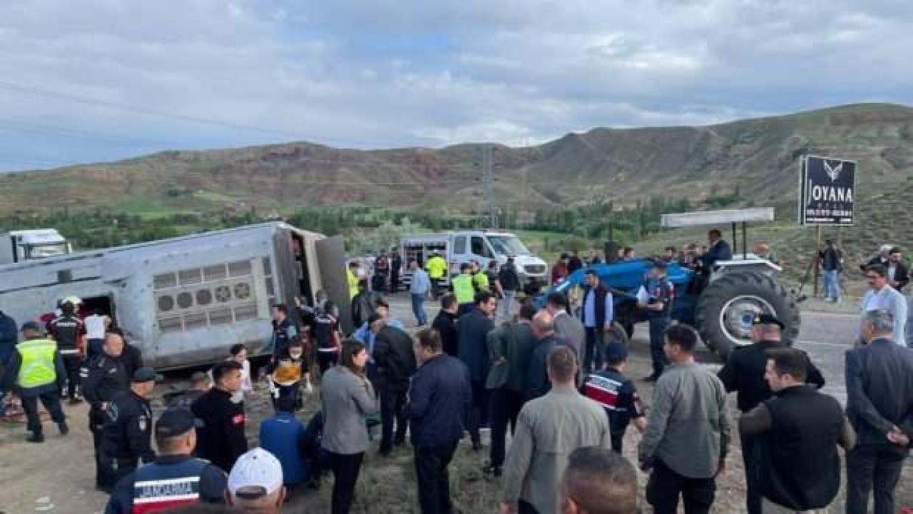 Çankırı'da işçi taşıyan otobüs şarampole devrildi: 30 yaralı