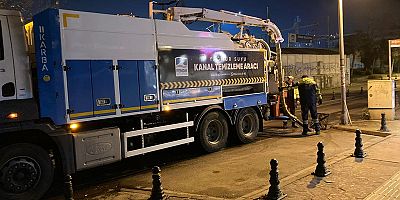 Çarşı trafiğinin etkilenmemesi için gece çalışıyorlar