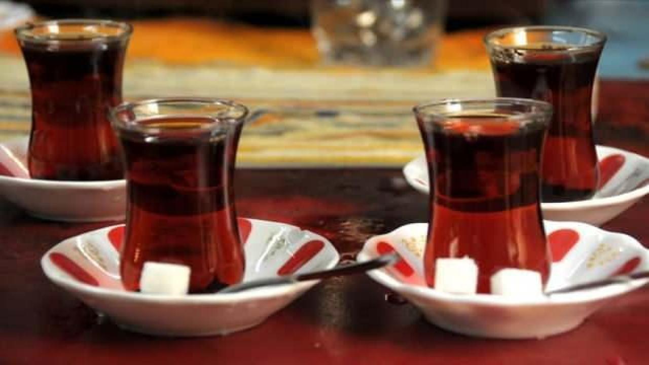Çayı sakın ama sakın böyle içmeyin!