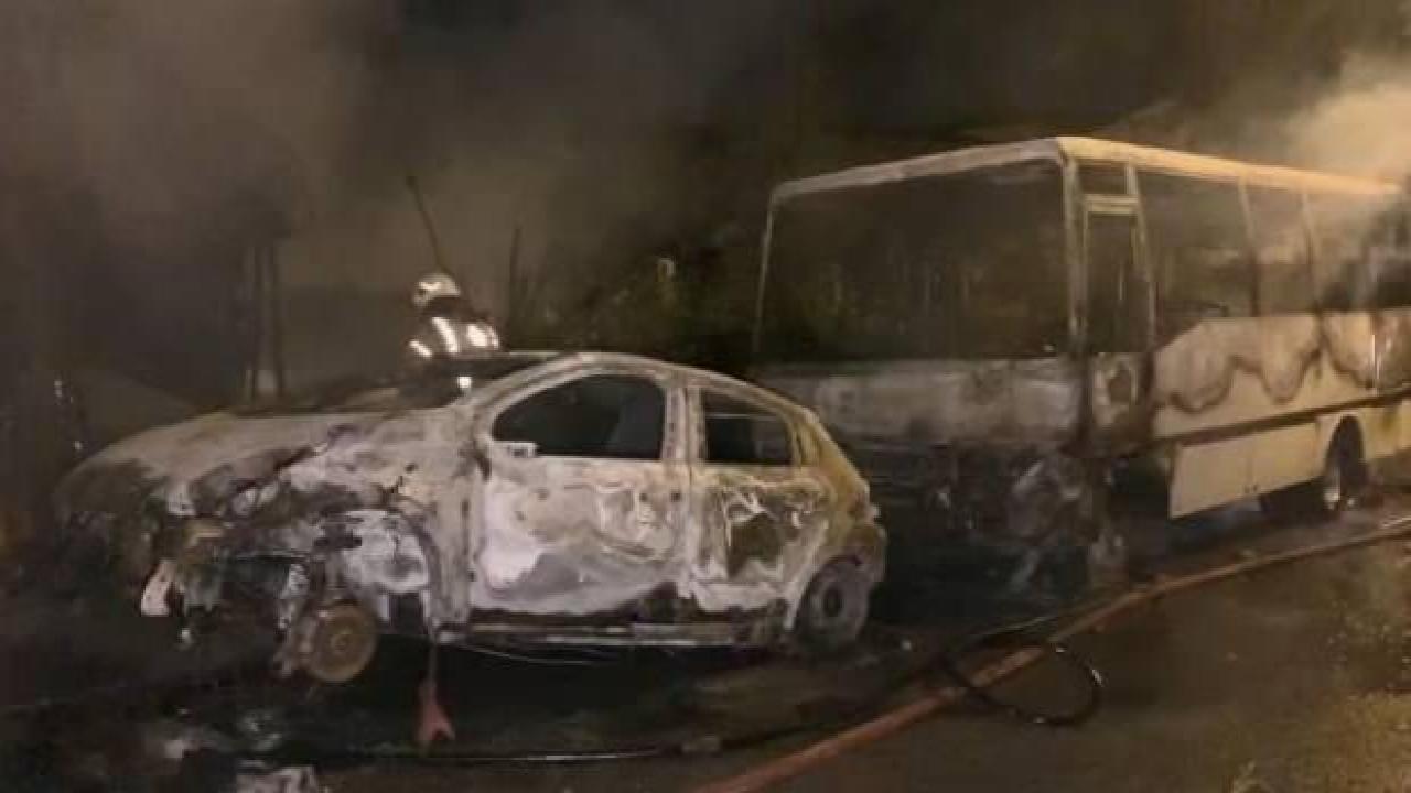 Çekmeköy'de park halindeki otomobilde yangın çıktı