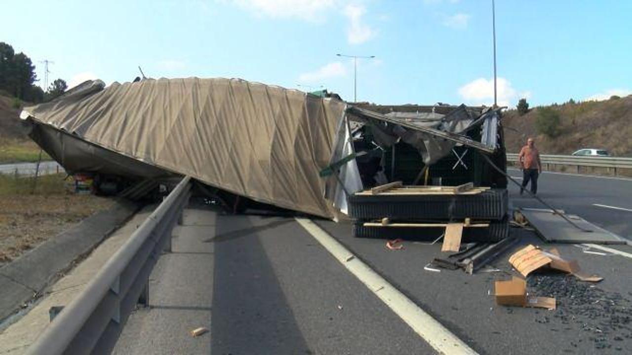 Çekmeköy'de TIR ile kamyonet çarpıştı: 2 yaralı