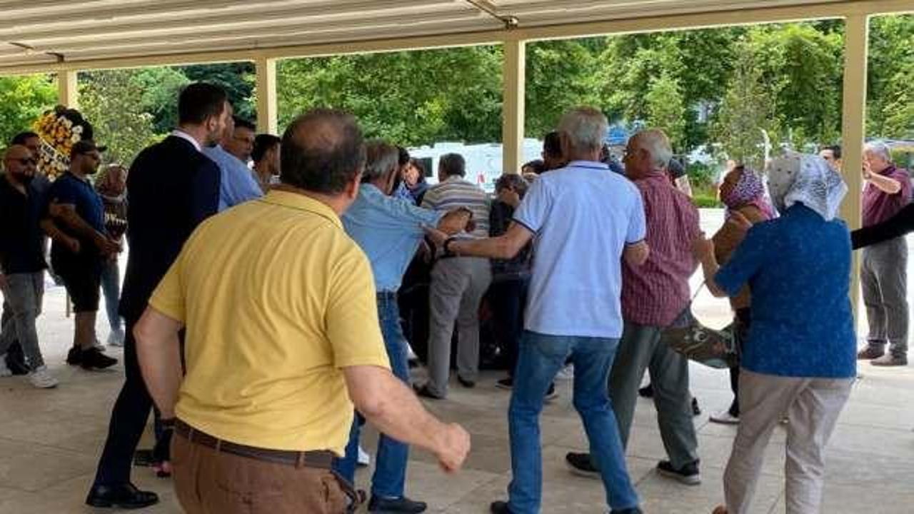 Cenaze namazı öncesi cami avlusunda tekme tokat kavga