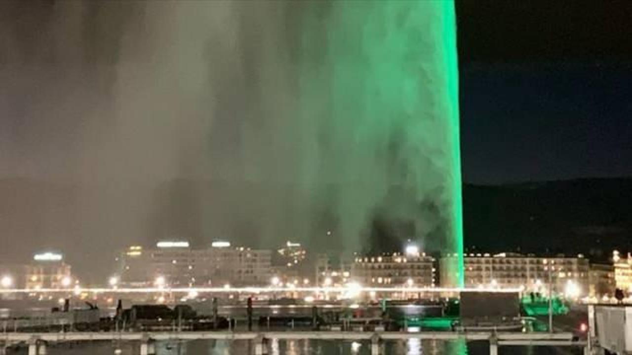 Cenevre'nin simgesi su fıskiyesi Sıfır Atık Günü'nde yeşil renkle aydınlatıldı