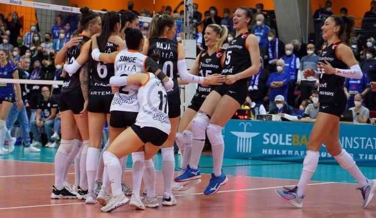 CEV Kupası şampiyonu Eczacıbaşı yurda döndü