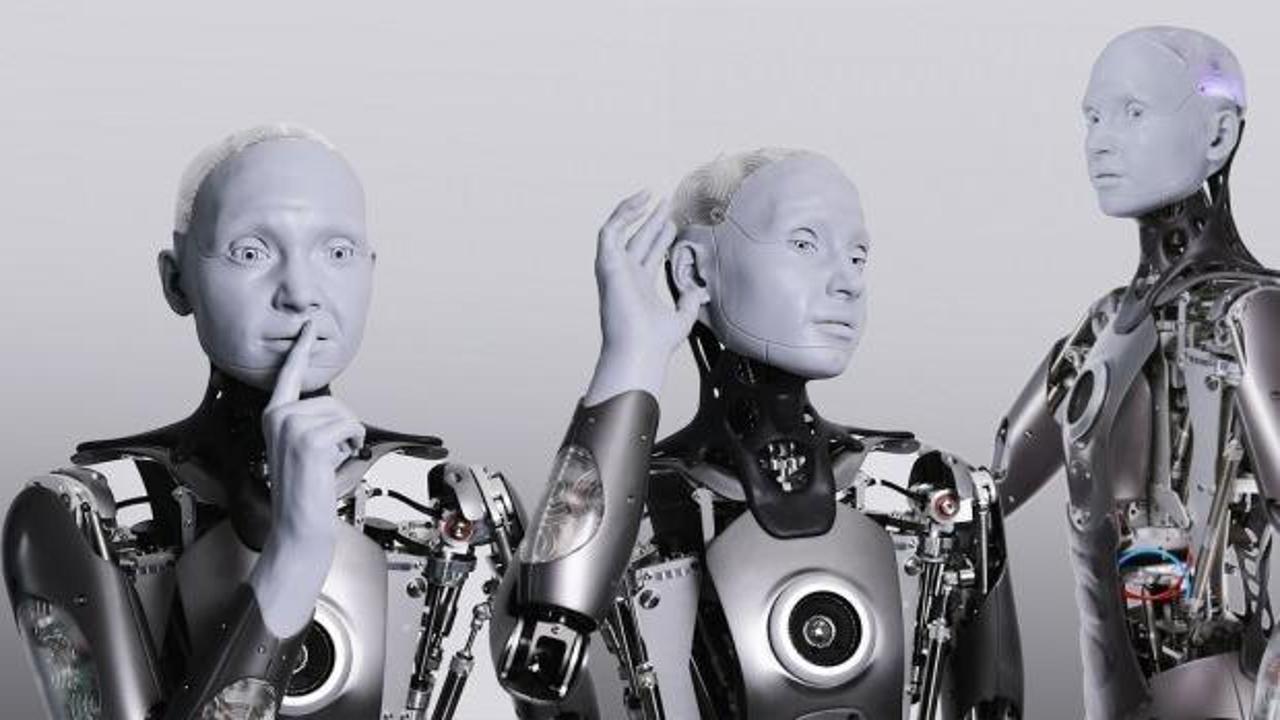 Cevaplarıyla şaşırttılar... Dünyanın ilk insan-robot ortak basın toplantısı gerçekleşti!