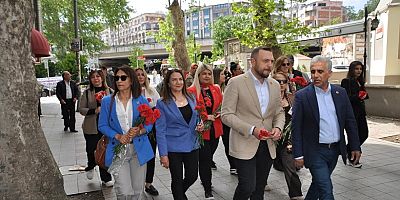 CHP Kartal’dan Anneler Günü’nde Anlamlı Etkinlik: Vatandaşlara Karanfil Dağıtıldı