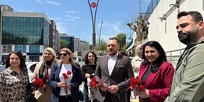 CHP Kartal’dan Anneler Günü’nde Karanfil Dağıtımı