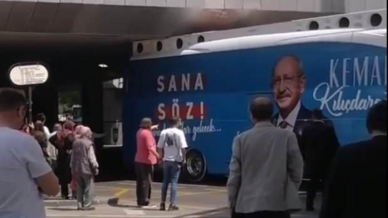 CHP seçim otobüsü köprüye sıkıştı