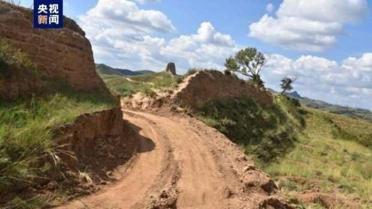 Çin Seddi'ni delip yol yaptılar