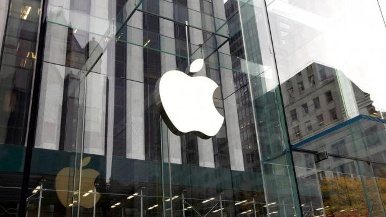 Çok nadir bulunan Apple logolu ayakkabı rekor fiyata satışa çıkarıldı!