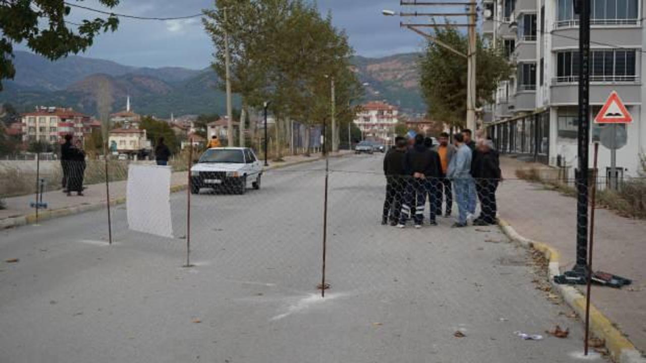 Çorum'da bir vatandaş, arazisinden geçen yolu mahkeme kararıyla ulaşıma kapattı