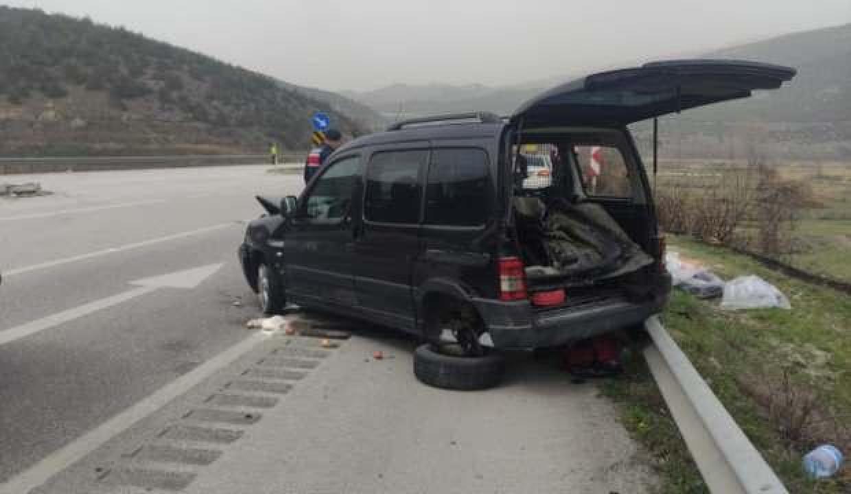 Çorum'da otomobil refüje çarptı: 1 ölü, 2 yaralı