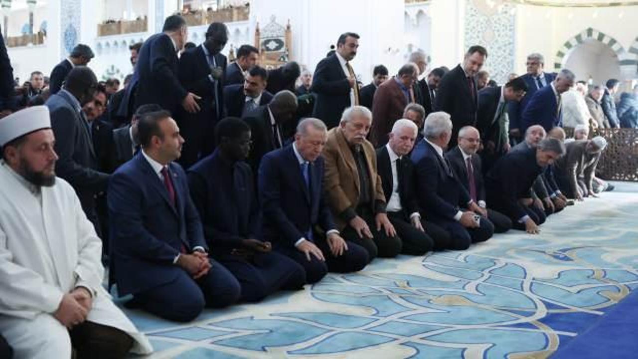 Cumhurbaşkanı Erdoğan, cuma namazını Büyük Çamlıca Camisi'nde kıldı