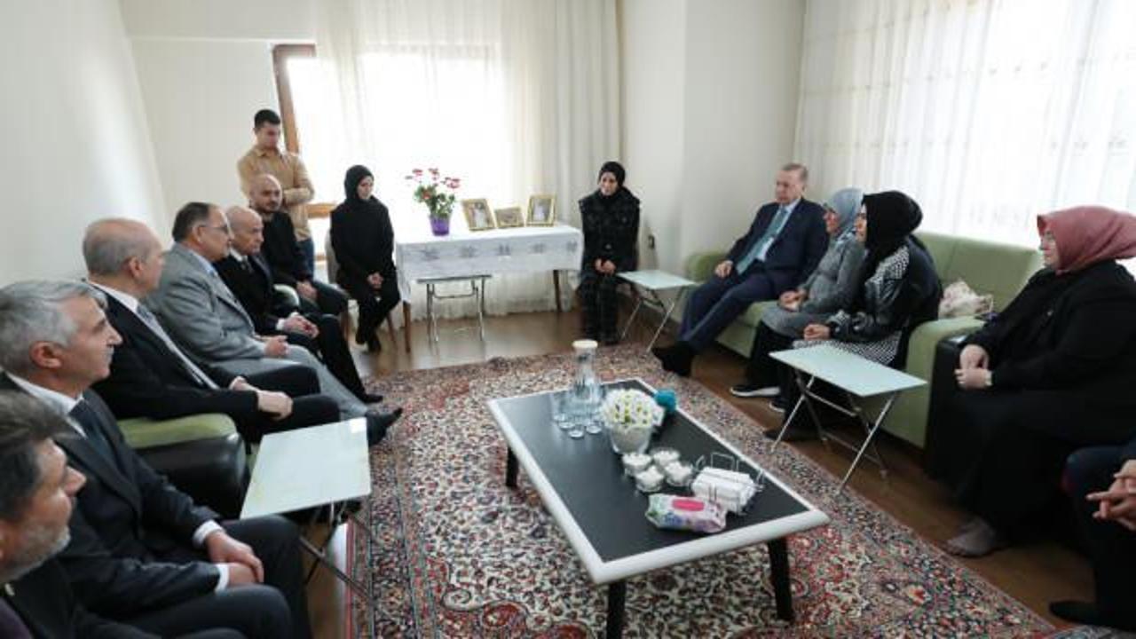 Cumhurbaşkanı Erdoğan, Kahramanmaraş'ta depremzede aileyle bir araya geldi