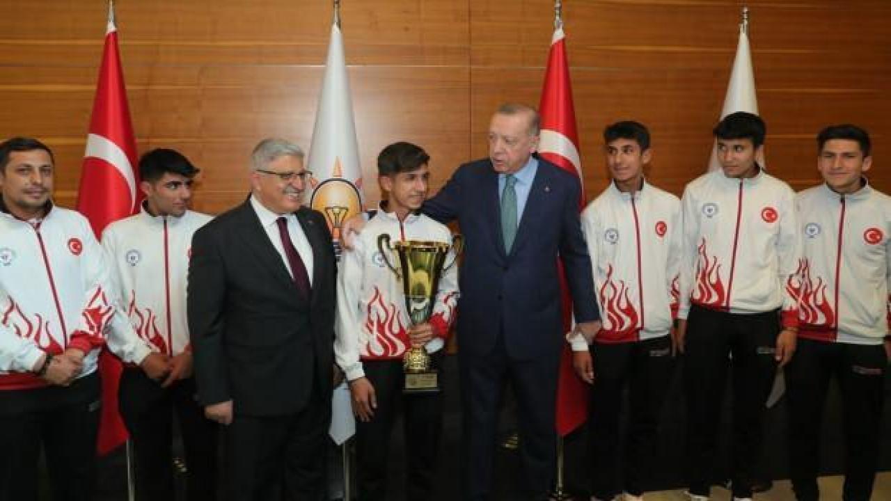 Cumhurbaşkanı Erdoğan şampiyon sporcularla buluştu