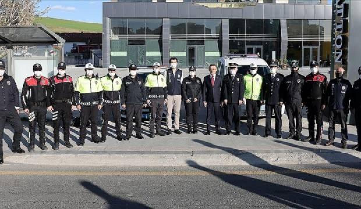 Cumhurbaşkanı Yardımcısı Oktay'dan, görev başındaki polislere ziyaret