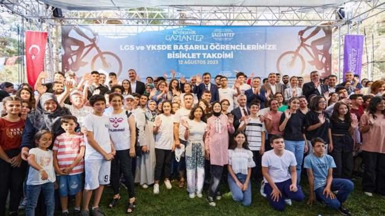 Cumhurbaşkanı Yardımcısı Yılmaz'ın katılımıyla başarılı öğrenciler bisikletlerini aldı