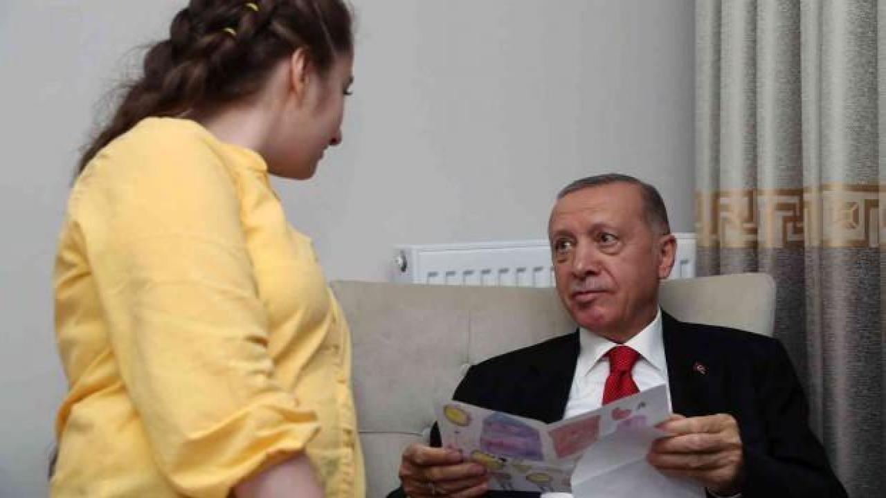 Cumhurbaşkanının konuk olduğu evde Ecemsu'nun hediye ettiği şiirin hikayesi