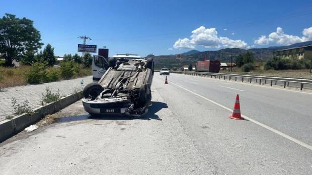 D100’de bariyerlere çarpan otomobil takla attı: 1 yaralı